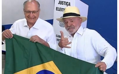 1 de 1 Geraldo Alckmin e Lula posam após presidente votar em São Bernardo do Campo.