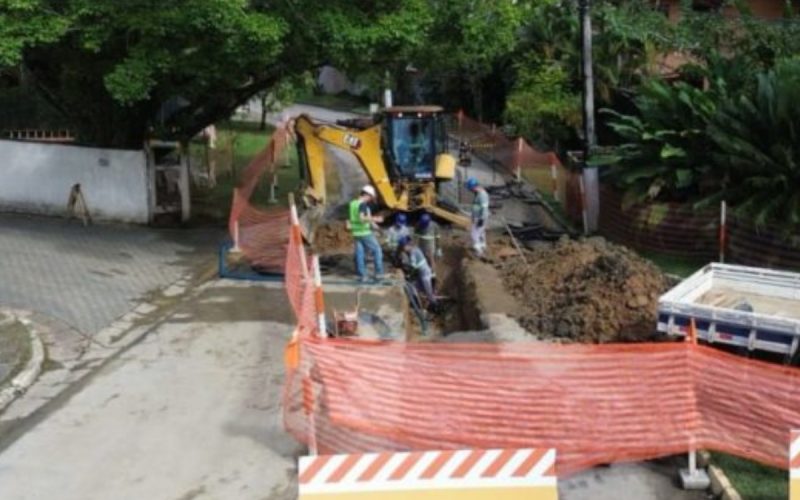 1 de 1 Obra de saneamento altera trânsito no Centro de Ubatuba a partir desta segunda-feira (19)