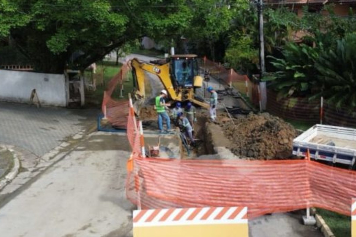1 de 1 Obra de saneamento altera trânsito no Centro de Ubatuba a partir desta segunda-feira (19)