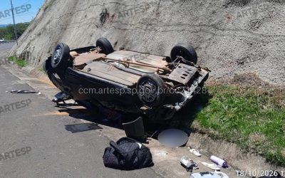 1 de 1 Passageira morre após ser arremessada de carro em capotamento na rodovia SP-333, em Echaporã (SP)