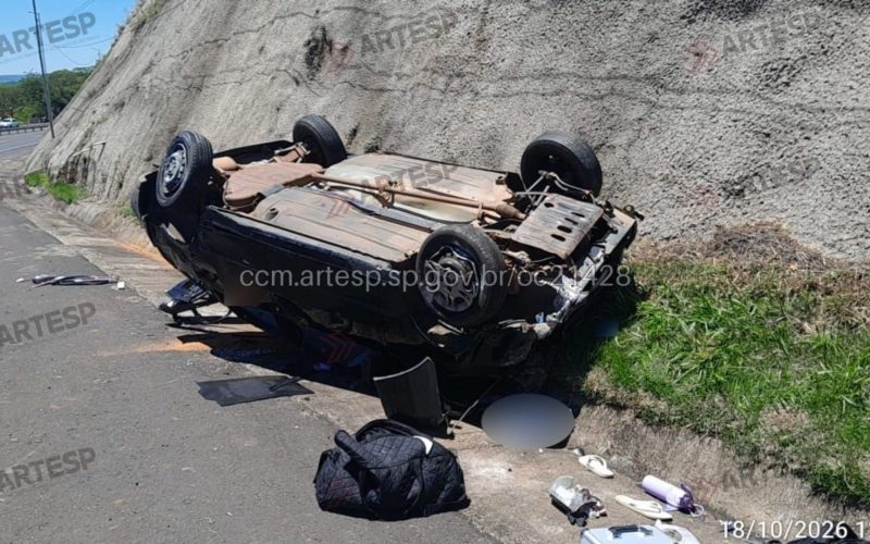 1 de 1 Passageira morre após ser arremessada de carro em capotamento na rodovia SP-333, em Echaporã (SP)