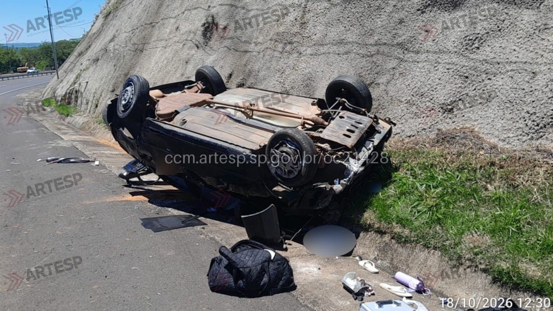 1 de 1 Passageira morre após ser arremessada de carro em capotamento na rodovia SP-333, em Echaporã (SP)