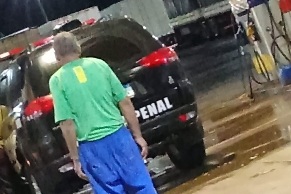 1 de 1 Homem foi preso dirigindo viatura