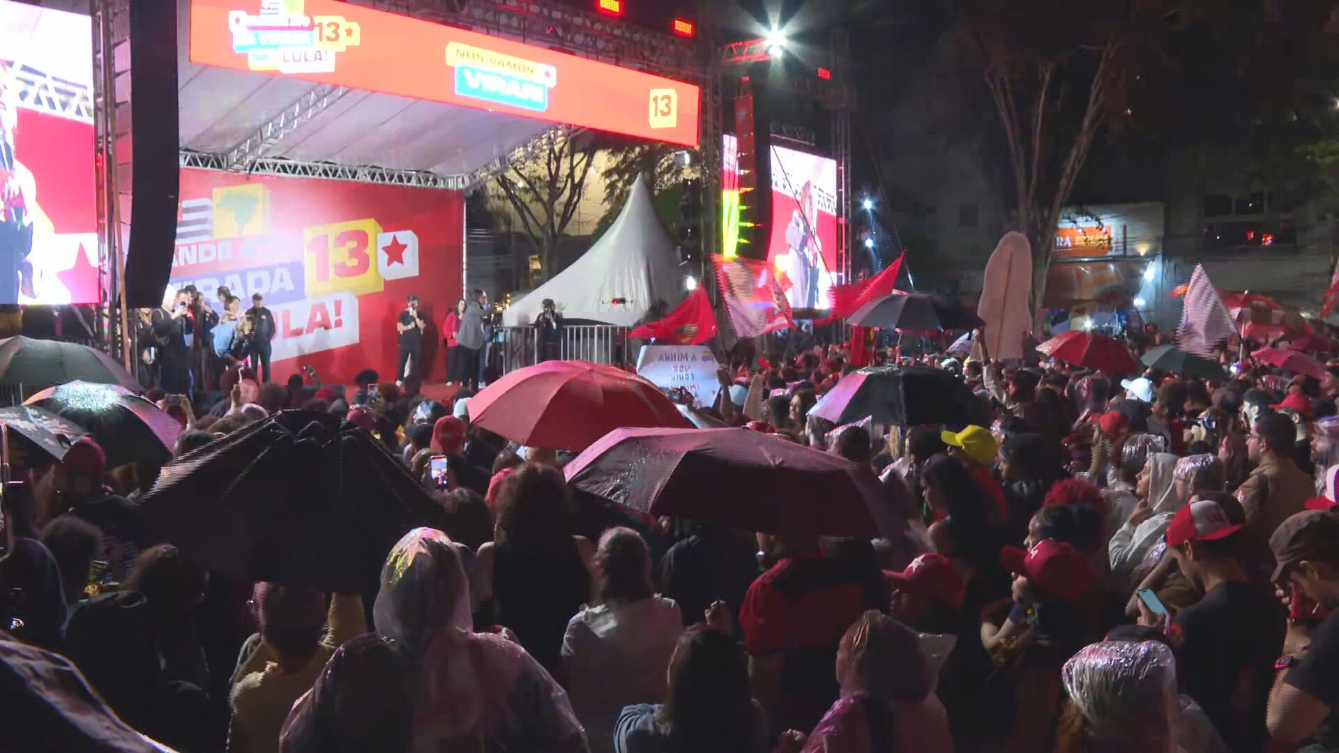 1 de 1 Manifestação em apoio ao candidato à reeleição Lula (PT) no Largo da Batata, em São Paulo.
