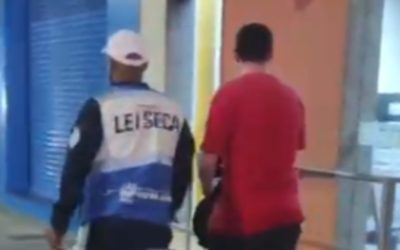 1 de 2 Homem tentou engolir carteira funcional da Polícia Civil durante abordagem da Lei Seca em Copacabana
