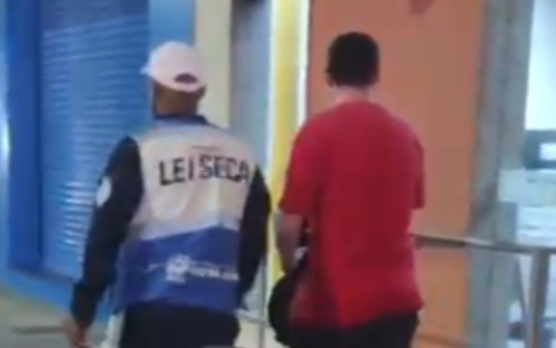 1 de 2 Homem tentou engolir carteira funcional da Polícia Civil durante abordagem da Lei Seca em Copacabana