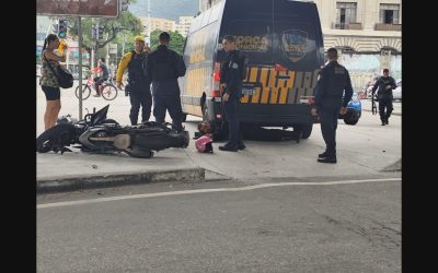 1 de 2 Motociclista foi parar embaixo de carro na Avenida Francisco Bicalho