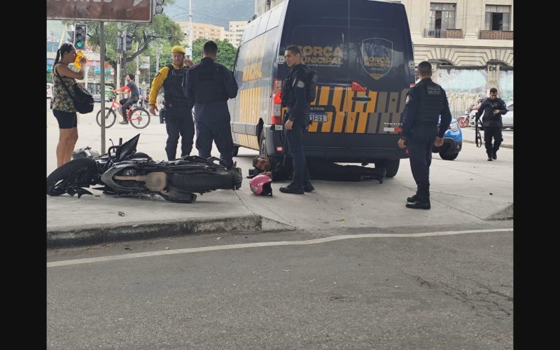 1 de 2 Motociclista foi parar embaixo de carro na Avenida Francisco Bicalho