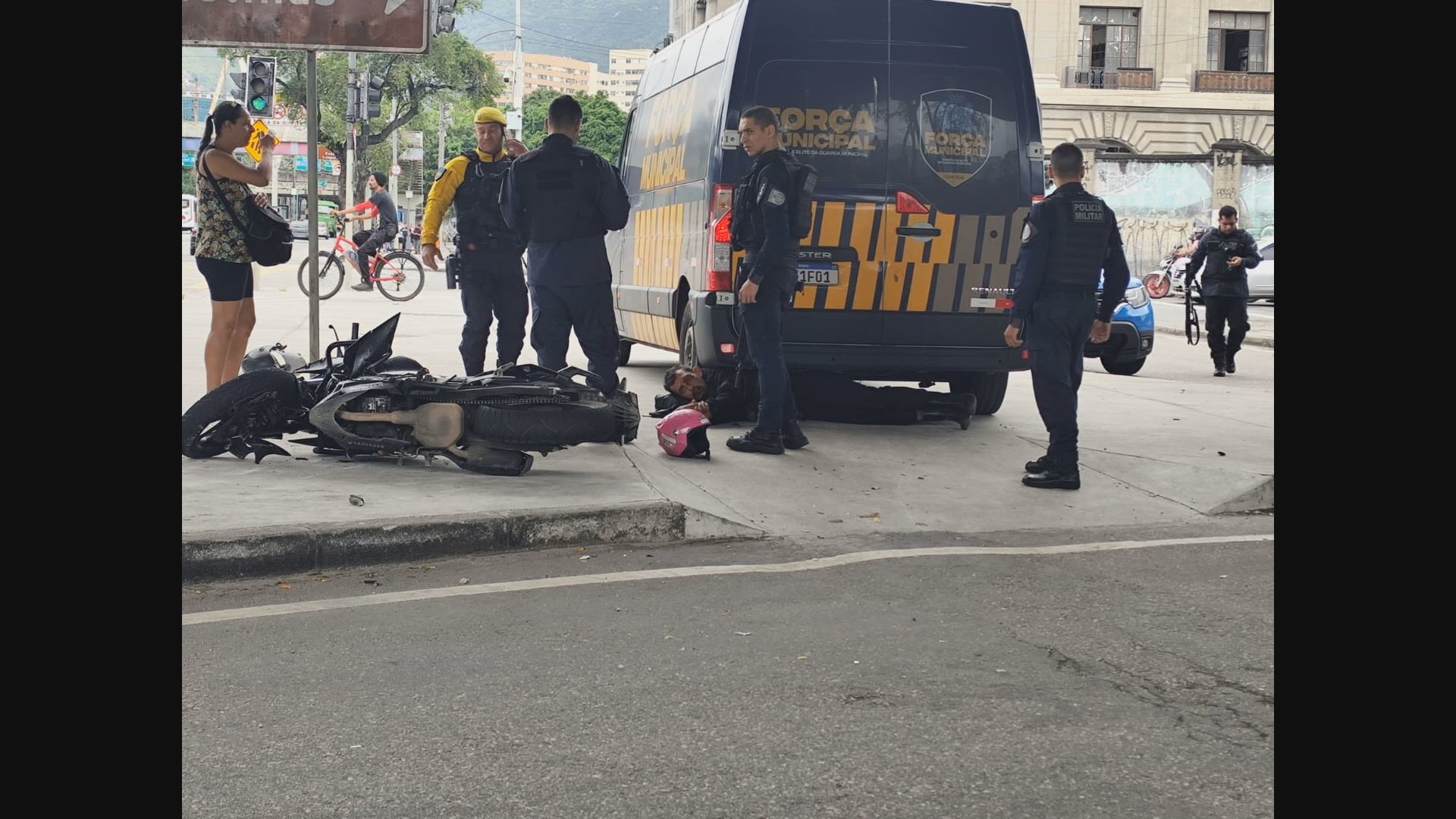 1 de 2 Motociclista foi parar embaixo de carro na Avenida Francisco Bicalho