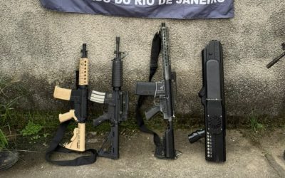 1 de 1 Fuzis e equipamento antidrone apreendidos pela PM na comunidade Para-Pedro, na Zona Norte do Rio