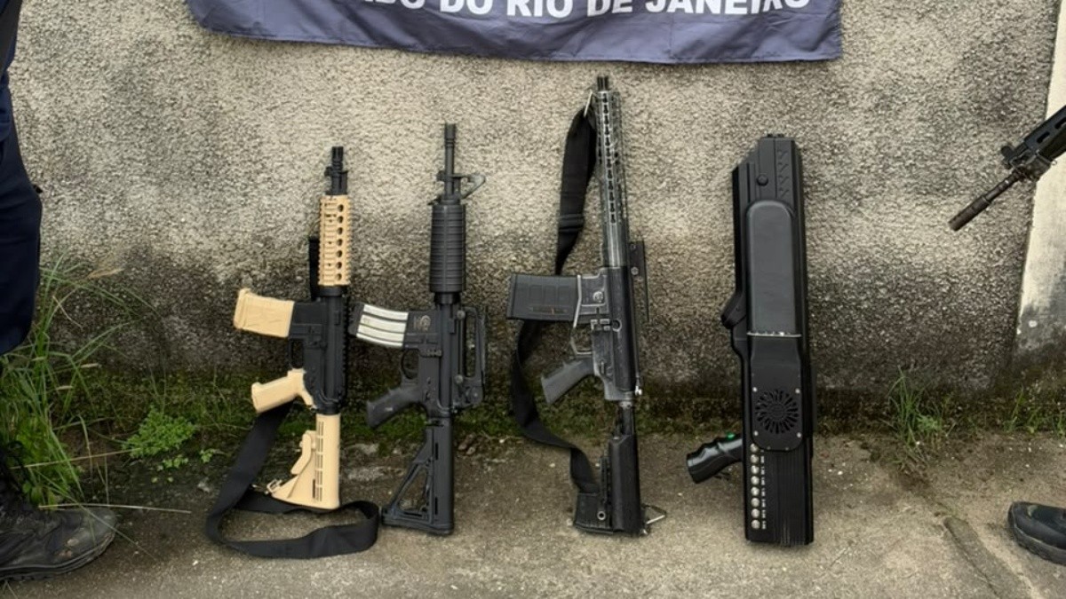 1 de 1 Fuzis e equipamento antidrone apreendidos pela PM na comunidade Para-Pedro, na Zona Norte do Rio