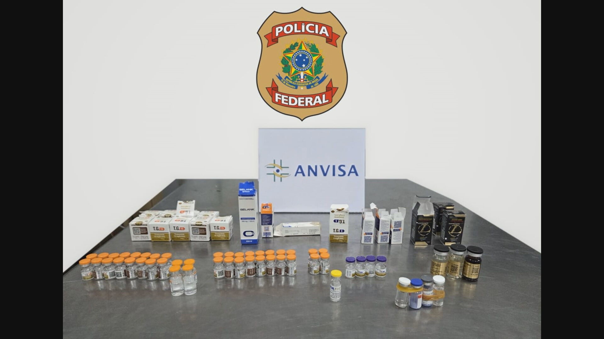 1 de 1 Mulher é presa com anabolizantes e medicamentos no Aeroporto do Galeão
