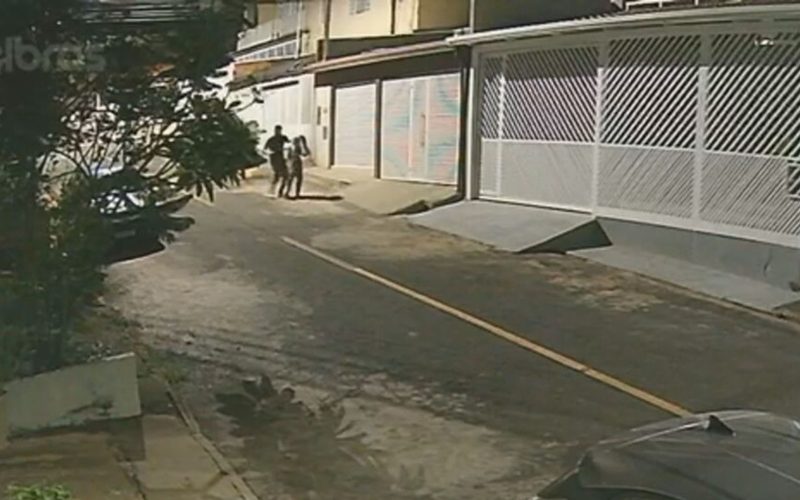 1 de 1 Imagens de câmeras de segurança mostram suspeito atacando vítima no DF