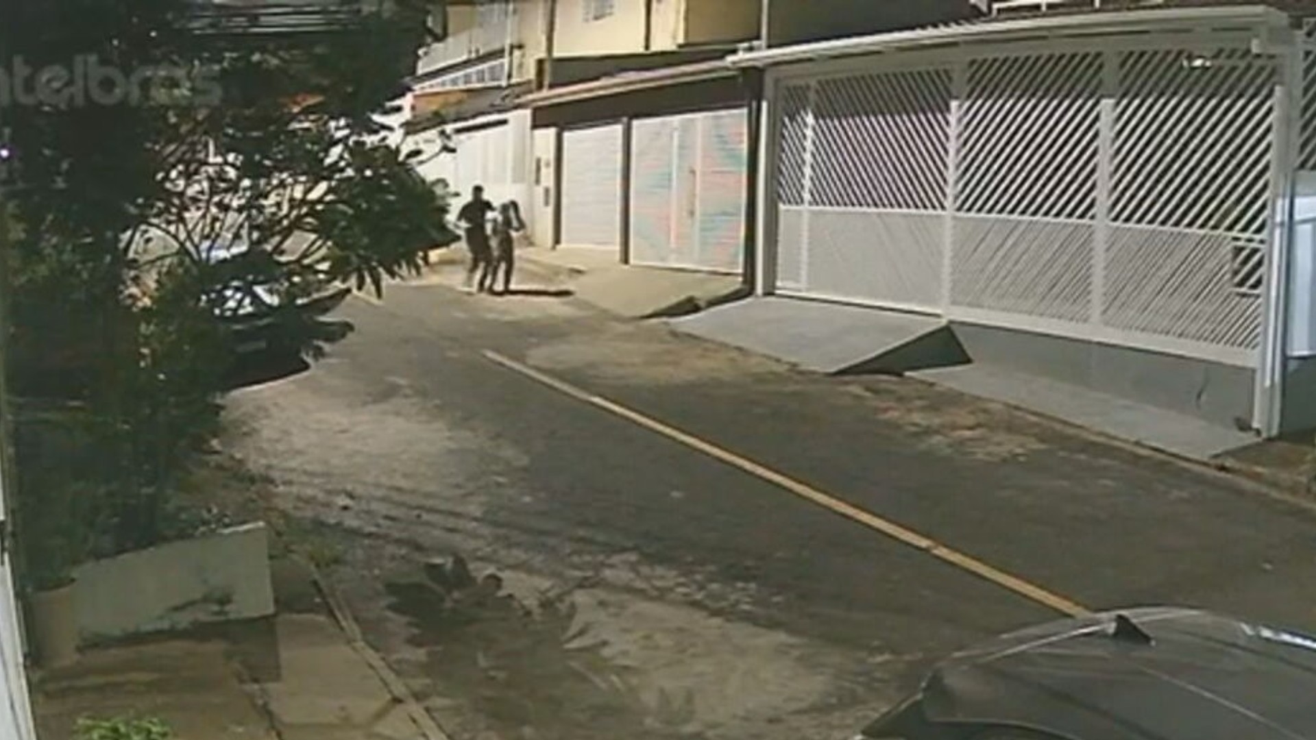 1 de 1 Imagens de câmeras de segurança mostram suspeito atacando vítima no DF