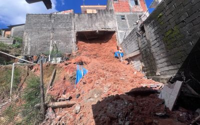 1 de 1 Deslizamento de terra em Itaquaquecetuba
