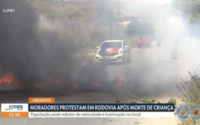 1 de 2 Moradores fazem protesto e interditam rodovia após morte de criança em acidente na PB