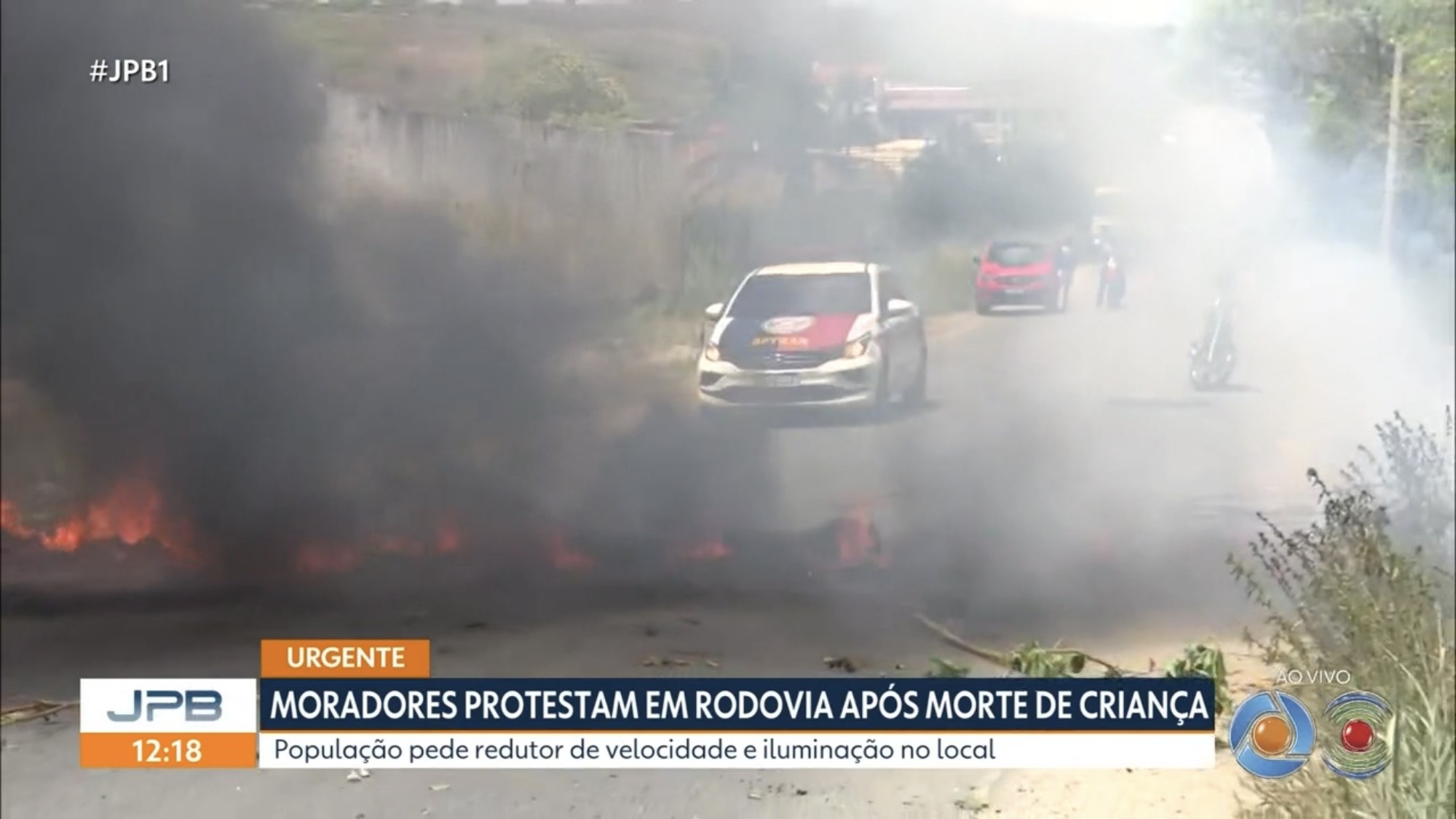 1 de 2 Moradores fazem protesto e interditam rodovia após morte de criança em acidente na PB