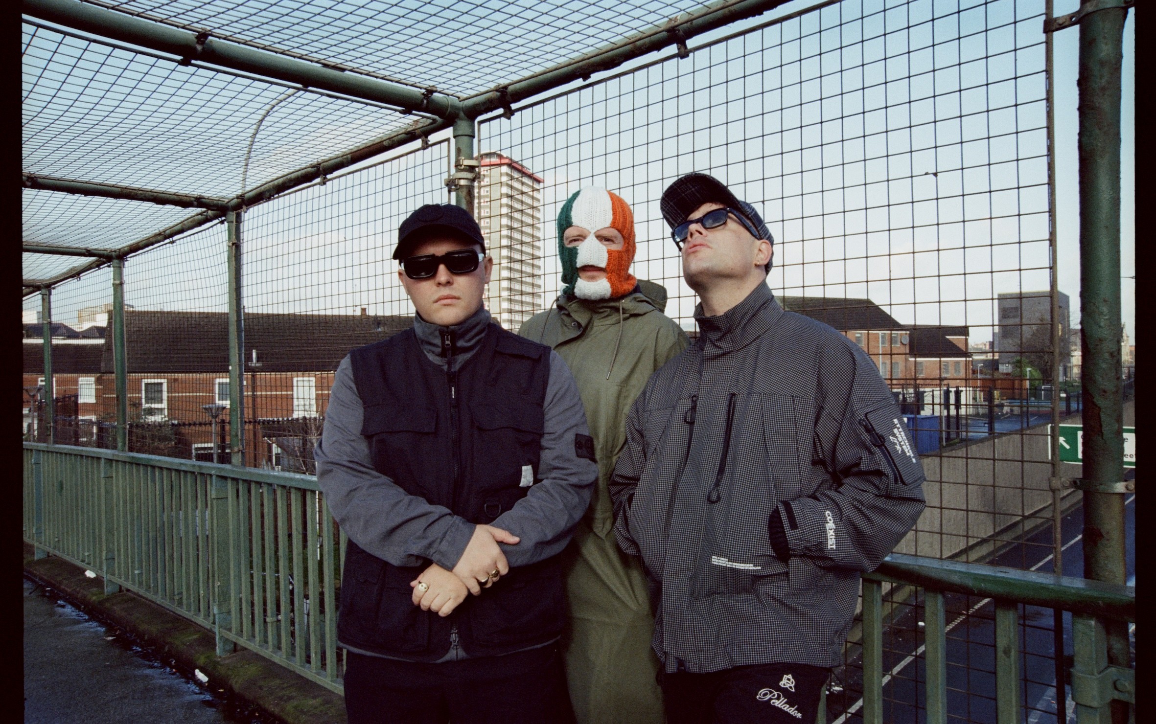 1 de 1 Mo Chara, DJ Próvaí e Móglaí Bap formam o Kneecap