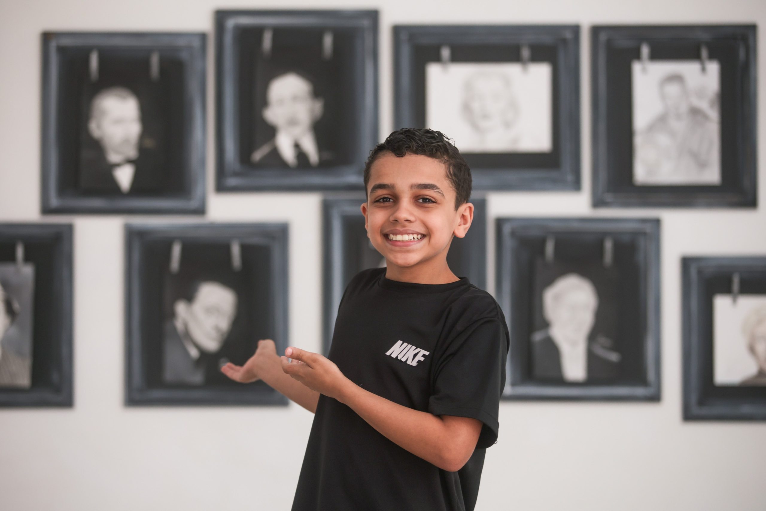 1 de 3 Lorenzo Dutra Xavier, de 11 anos, apresenta a primeira exposição autoral em Praia Grande, SP