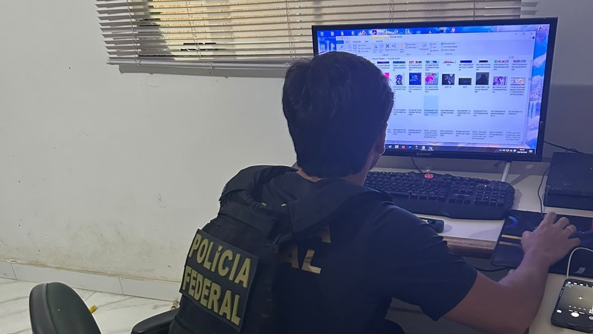 1 de 2 PF prende jovem por apologia ao nazismo