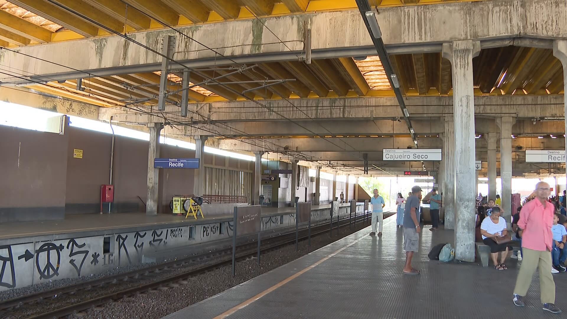 1 de 2 Plataforma do Metrô do Recife