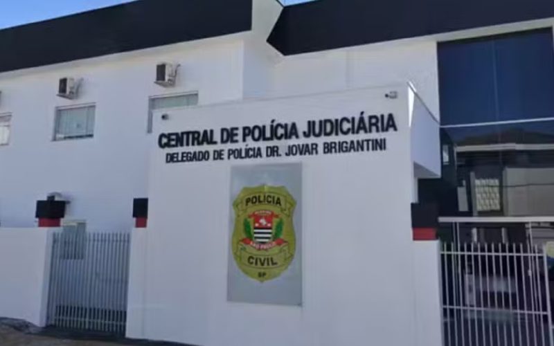 1 de 3 O homem tentou fugir pulando o muro, mas foi preso em flagrante e levado à Central de Polícia Judiciária (CPJ) de Tupã (SP).