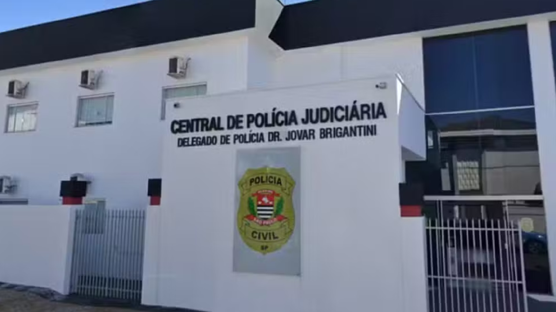 1 de 3 O homem tentou fugir pulando o muro, mas foi preso em flagrante e levado à Central de Polícia Judiciária (CPJ) de Tupã (SP).