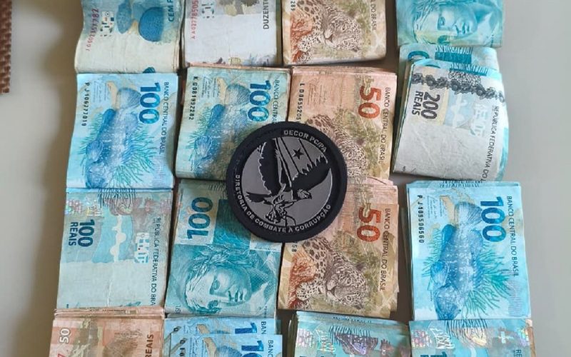 1 de 2 A 'Operação Fariseus' apreendeu mais de 16 mil reais em dinheiro vivo