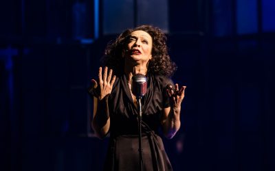 1 de 3 Laila Garin canta e interpreta Edith Piaf (1915 – 1963) de forma visceral no espetáculo 'Piaf – Eu não me arrependo', em cartaz no Rio de Janeiro