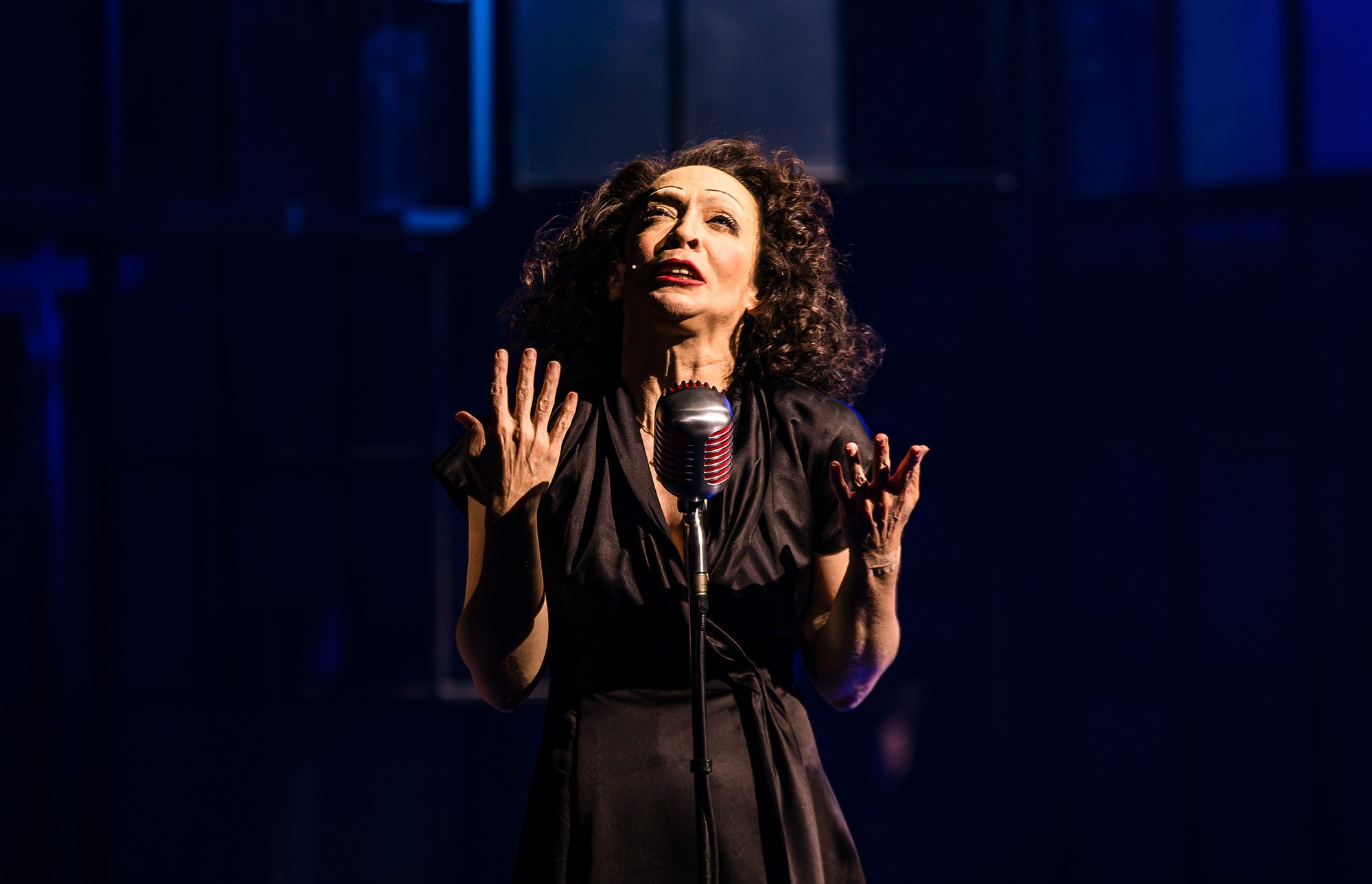 1 de 3 Laila Garin canta e interpreta Edith Piaf (1915 – 1963) de forma visceral no espetáculo 'Piaf – Eu não me arrependo', em cartaz no Rio de Janeiro