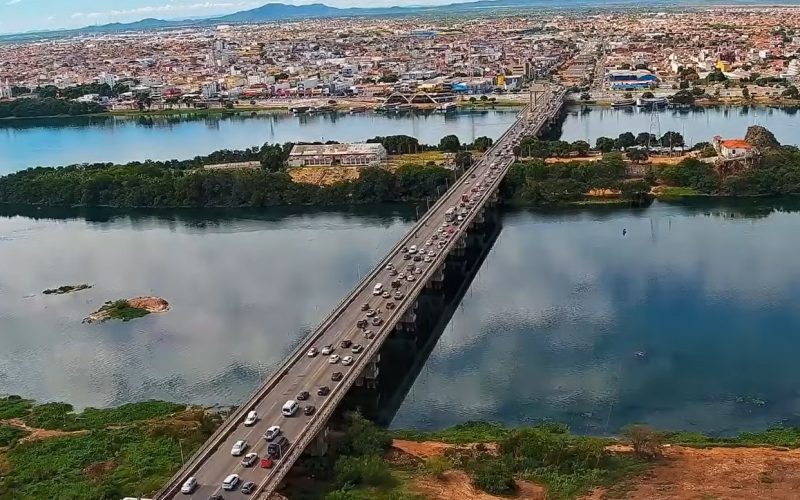 1 de 1 Trânsito na ponte Presidente Dutra no sentido Juazeiro