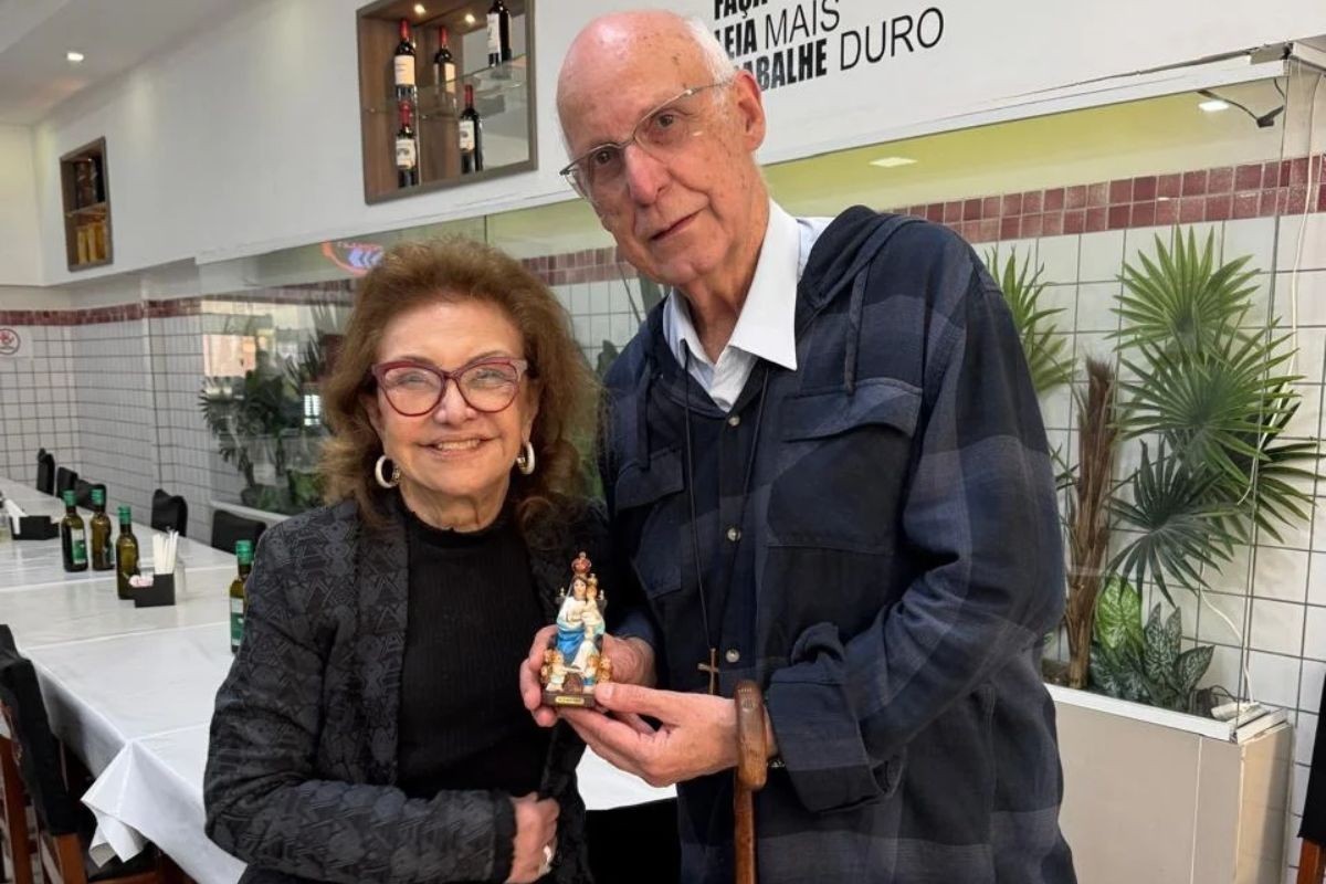 1 de 3 Padre Júlio Lancellotti celebra missa de sétimo dia da ex-prefeita Telma de Souza em Santos, SP
