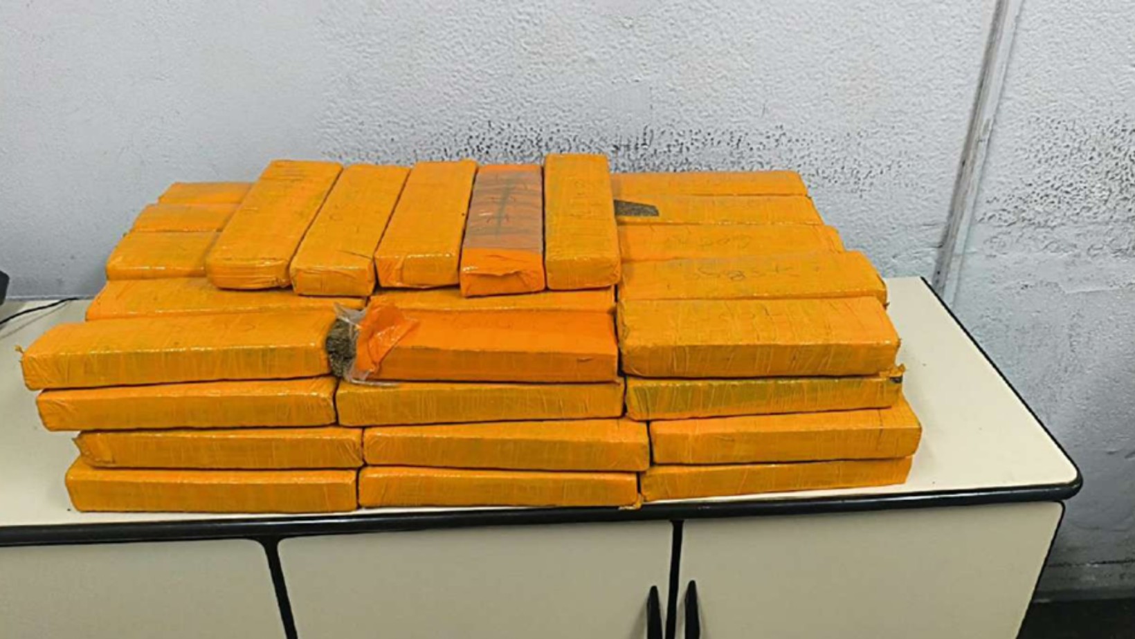 1 de 1 Polícia apreende cerca de 30 kg de maconha escondidos em freezer de adega em São José dos Campos