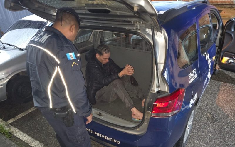 1 de 1 Homem é preso após esfaquear companheira e tentar degolá-la em Salto