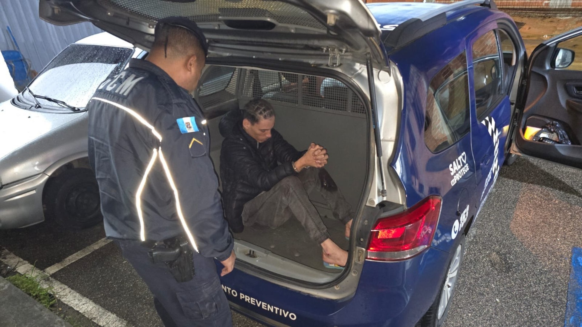 1 de 1 Homem é preso após esfaquear companheira e tentar degolá-la em Salto