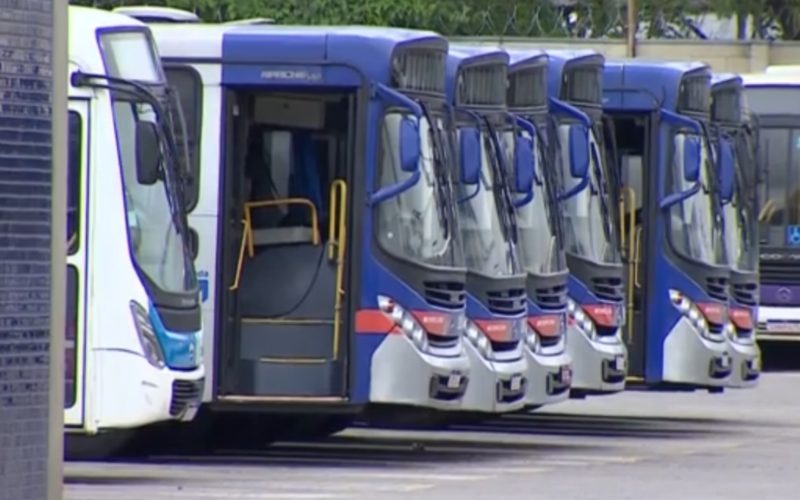 1 de 1 Paralisação impede saída de ônibus da garagem e afeta transporte público em Taubaté, SP