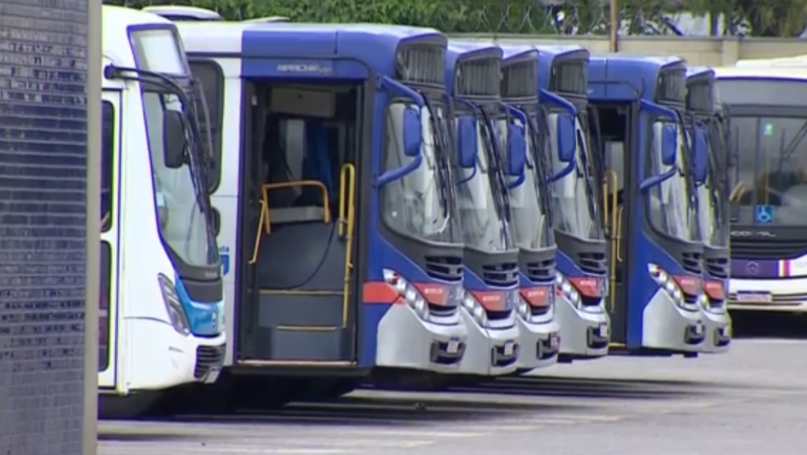 1 de 1 Paralisação impede saída de ônibus da garagem e afeta transporte público em Taubaté, SP