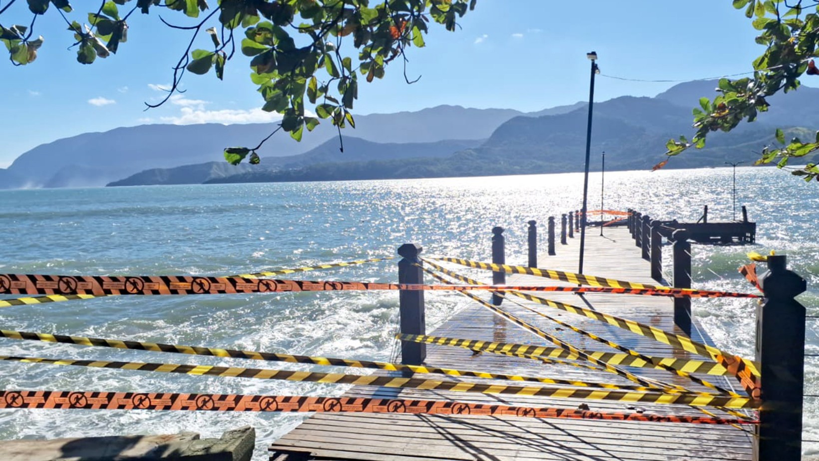 1 de 1 Ressaca no mar provoca interdição do Píer do Portinho, em Ilhabela, em maio deste ano.