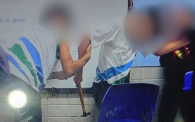 1 de 2 Aluna agride colega com martelo em sala de aula após briga por causa de gloss no ES