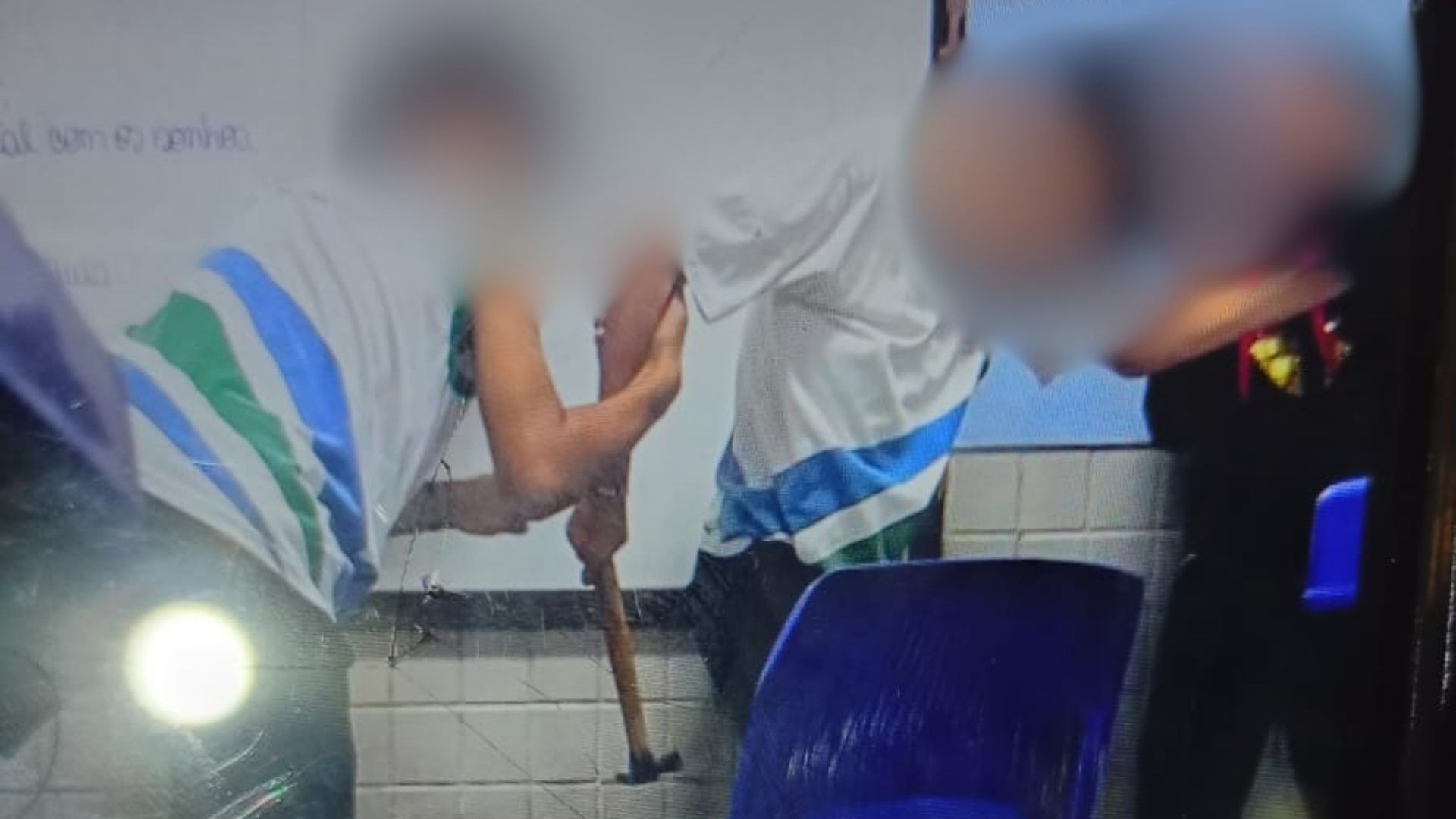 1 de 2 Aluna agride colega com martelo em sala de aula após briga por causa de gloss no ES