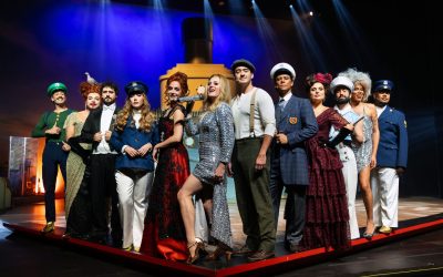 1 de 2 O elenco do musical 'Titanique' posa na proa do navio cenográfico que ocupa o palco do Teatro Claro Mais em temporada que vai até 7 de novembro