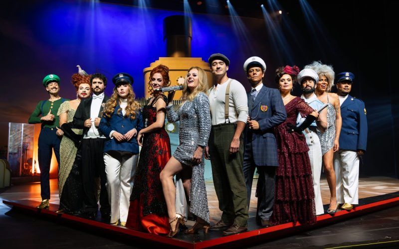 1 de 2 O elenco do musical 'Titanique' posa na proa do navio cenográfico que ocupa o palco do Teatro Claro Mais em temporada que vai até 7 de novembro