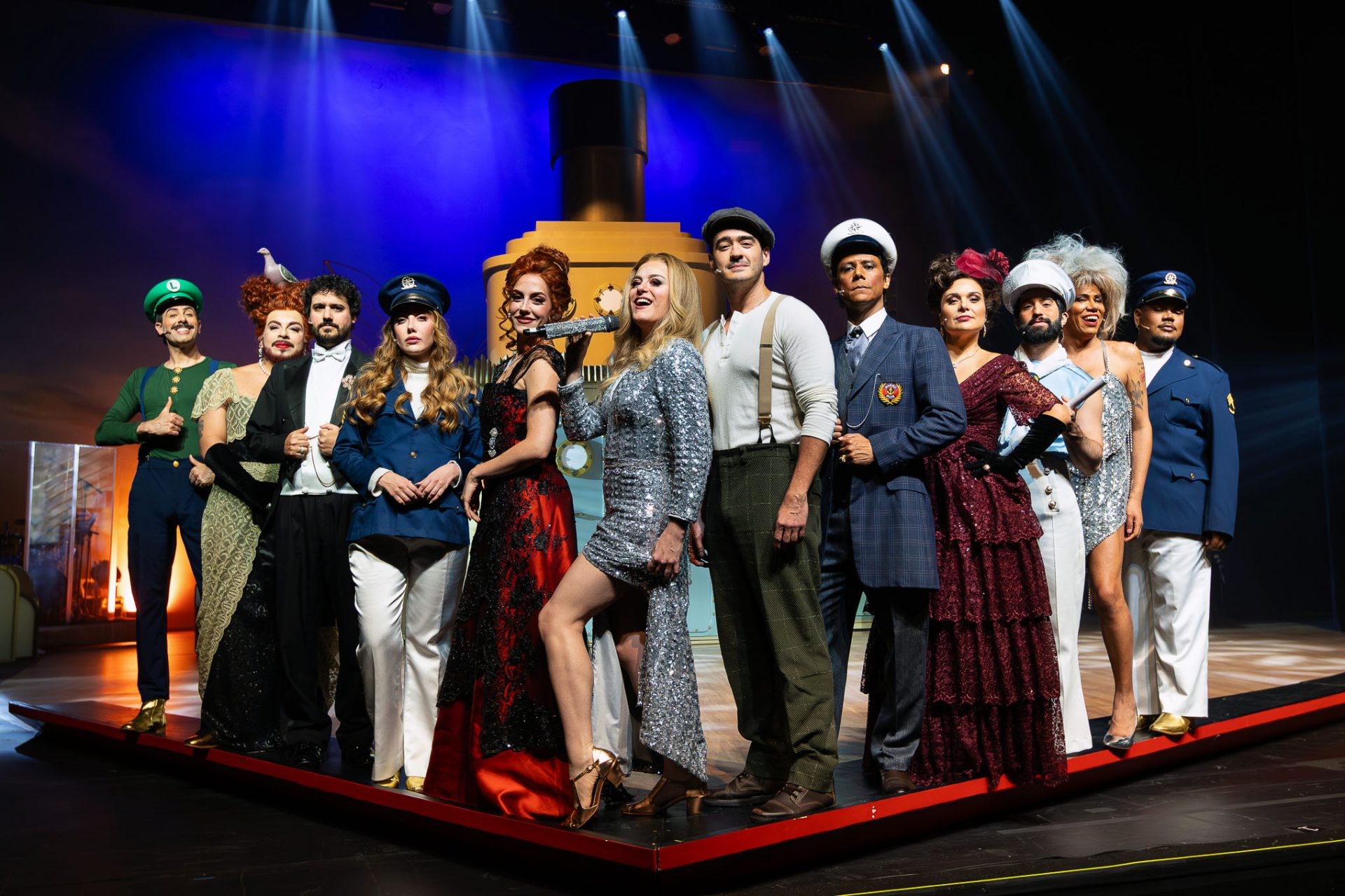 1 de 2 O elenco do musical 'Titanique' posa na proa do navio cenográfico que ocupa o palco do Teatro Claro Mais em temporada que vai até 7 de novembro