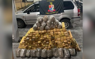 1 de 1 Grande quantidade de maconha estava escondida em carro abandonado em estrada de terra