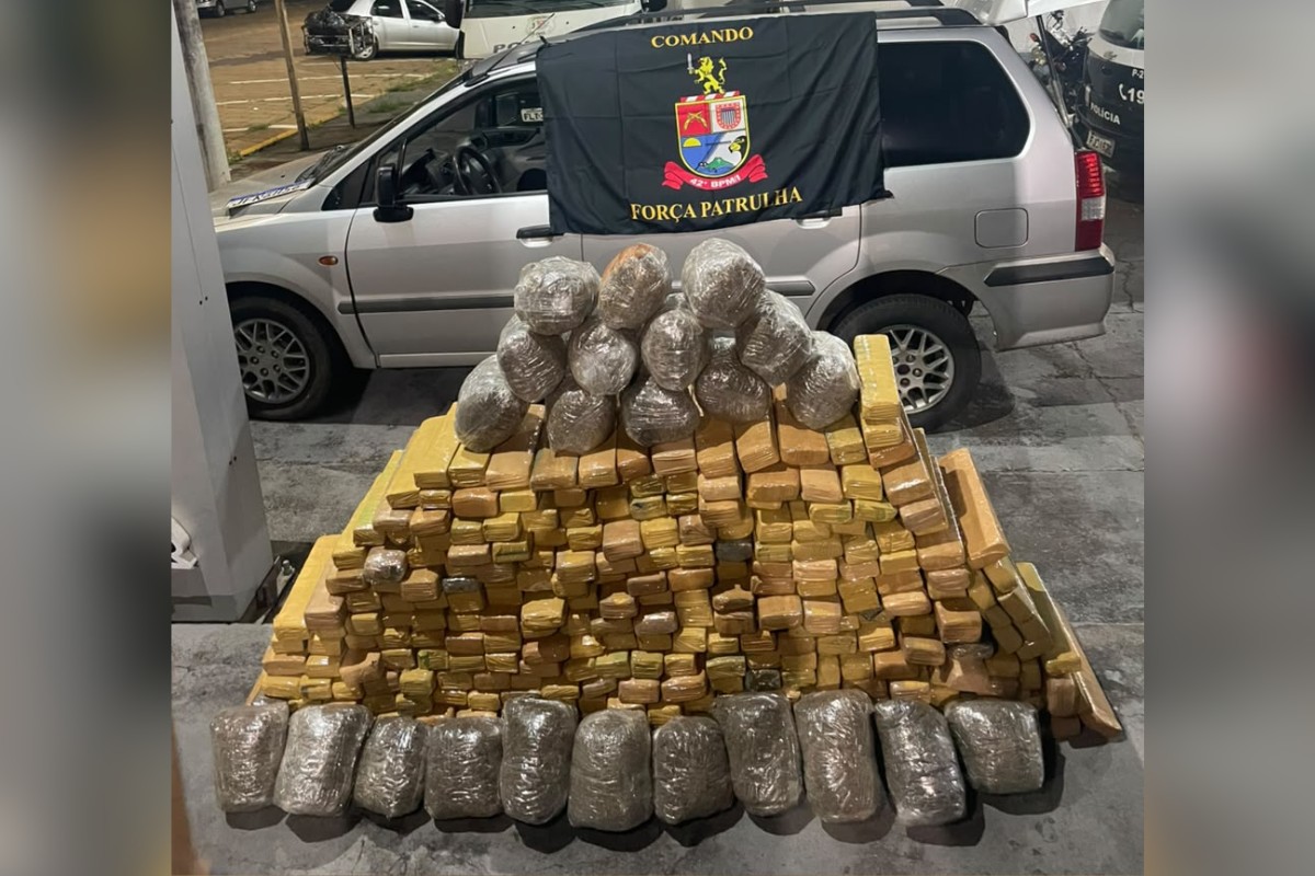 1 de 1 Grande quantidade de maconha estava escondida em carro abandonado em estrada de terra