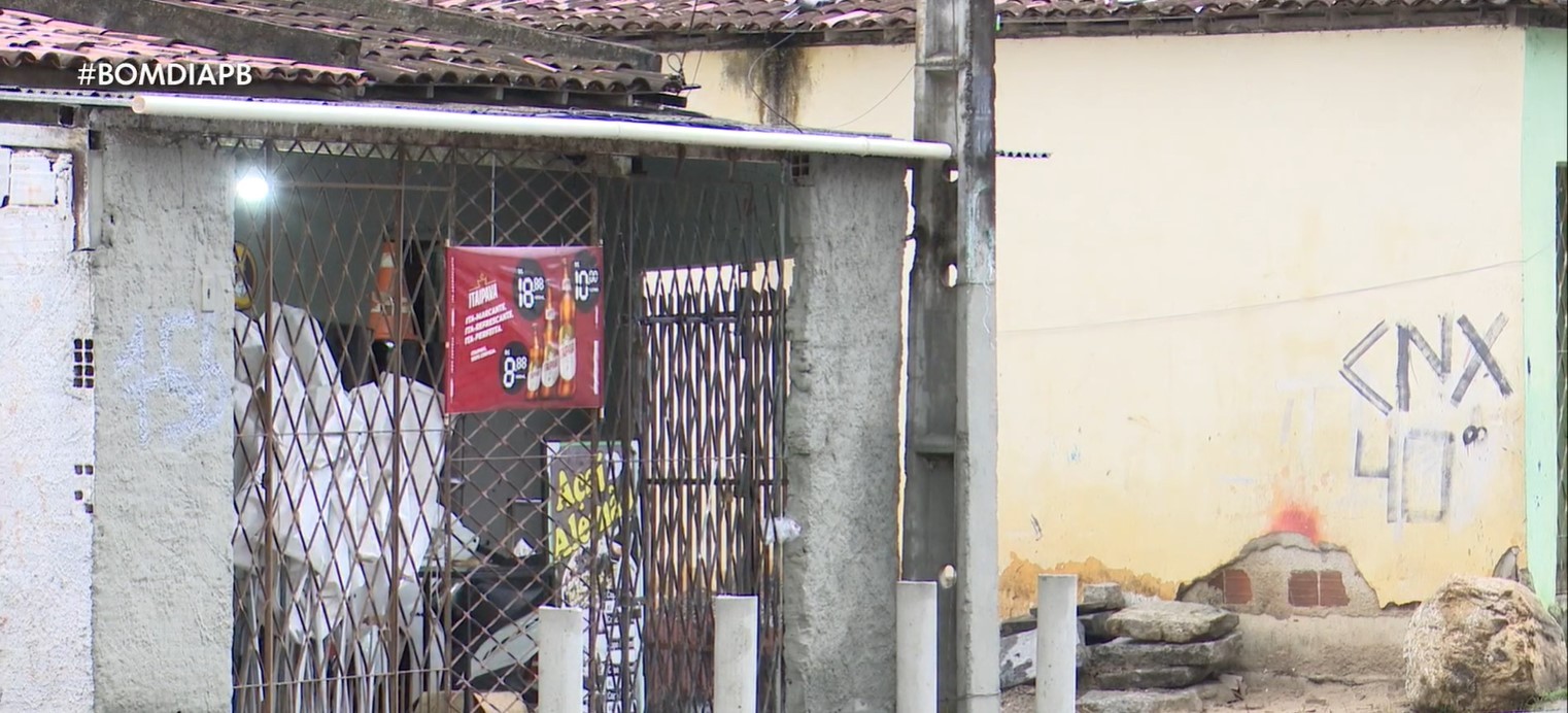 1 de 1 Homem é morto a tiros em bar de Campina Grande; cliente também é baleado