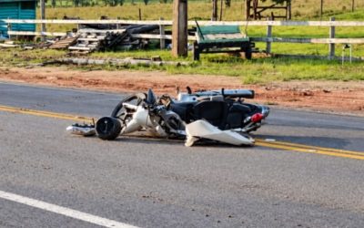 1 de 1 Motociclista perdeu o controle da Honda Biz ao passar por um quebra-molas e caiu na rodovia.