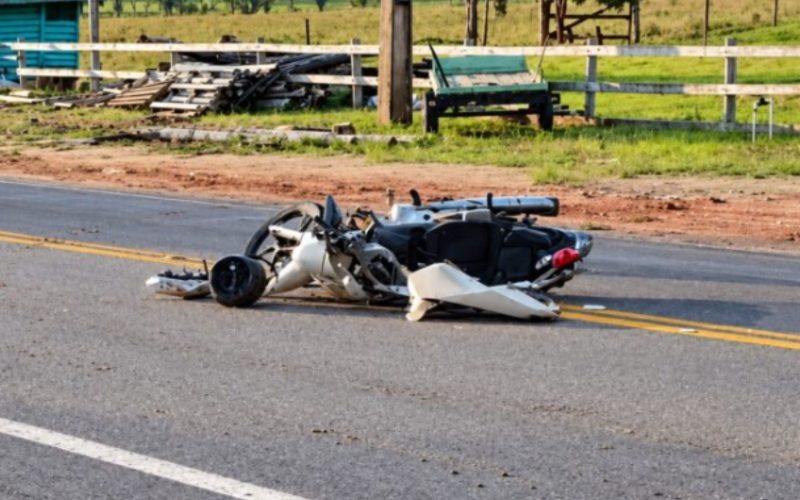 1 de 1 Motociclista perdeu o controle da Honda Biz ao passar por um quebra-molas e caiu na rodovia.