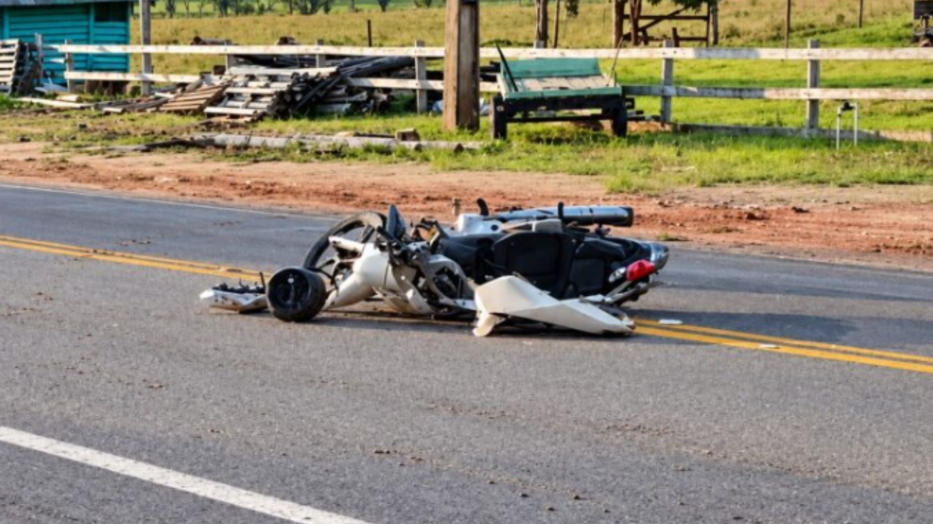 1 de 1 Motociclista perdeu o controle da Honda Biz ao passar por um quebra-molas e caiu na rodovia.