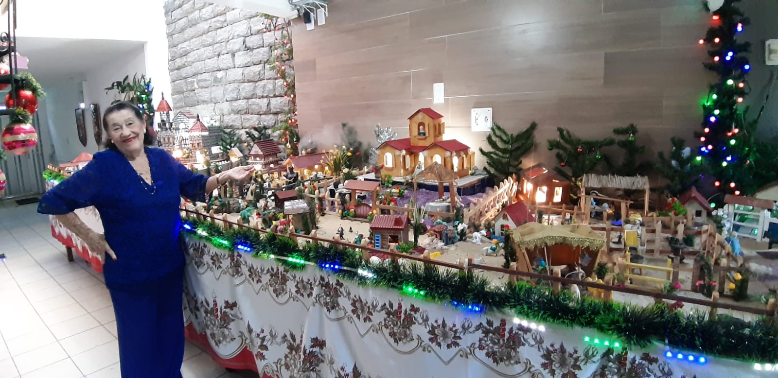 1 de 1 Dona Mundinha, conhecida pela tradicional lapinha de Natal, morreu em Fortaleza, aos 102 anos.
